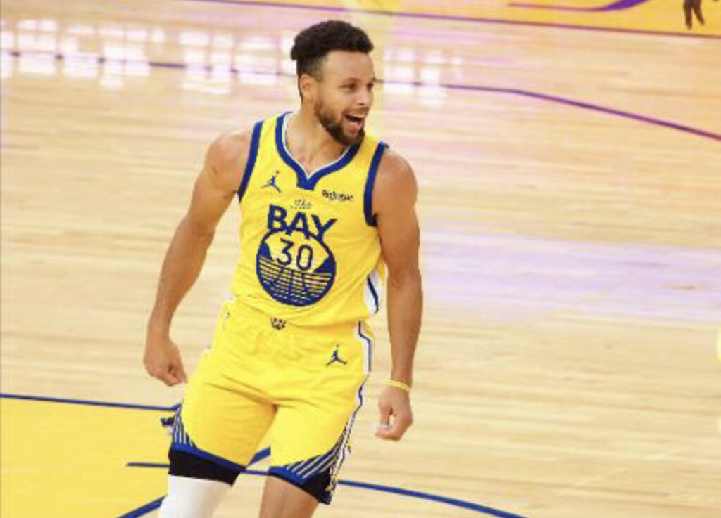 Curry bate recorde pessoal e anota 62 pontos em vitória dos Warriors na NBA