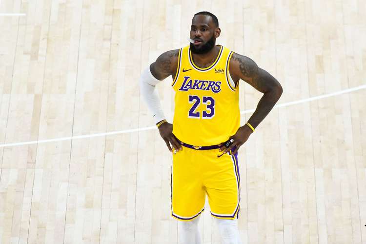 Lakers derrotam Timberwolves com show de LeBron