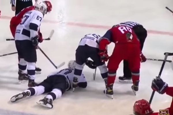 Em jogo na KHL, jogador morre após receber puck na cabeça