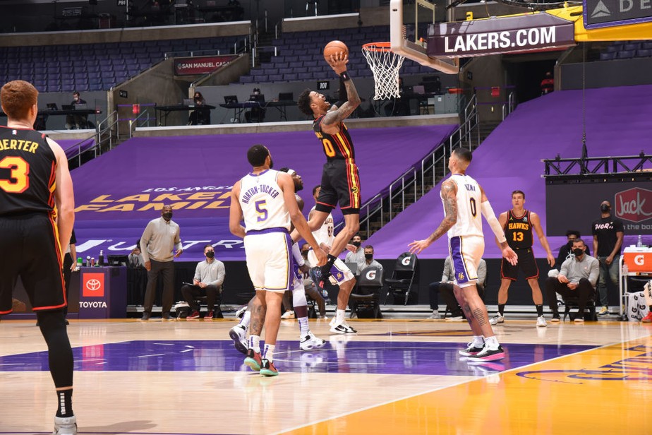 LeBron deixa jogo com lesão, Hawks batem Lakers e vencem a 8ª seguida