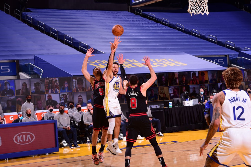 Curry volta, põe o jogo no bolso, e Warriors acabam com jejum ao baterem Bulls em San Francisco