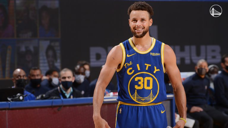 Stephen Curry quer bater recorde de Klay Thompson em bolas de três em um jogo