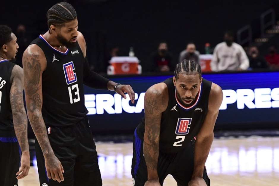 Paul George e Kawhi Leonard combinaram 65 pontos para comandar primeiro triunfo dos angelinos na série contra o Mavericks