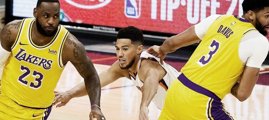 Em jogo que aconteceu de tudo, Lakers vencem Suns e lideram a série.