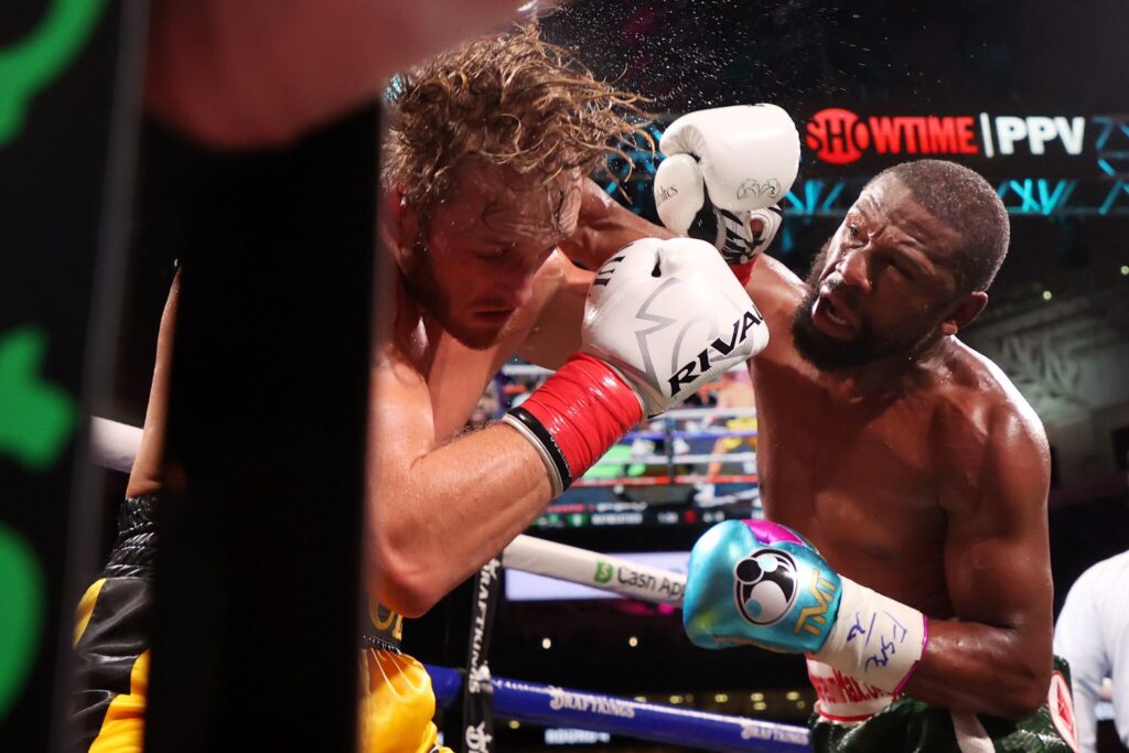 Youtuber Logan Paul ‘aguenta’ oito rounds de domínio de Floyd Mayweather em noite aguardada por fãs do boxe