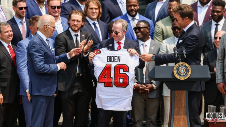 Buccaneers visitam Casa Branca e Brady brinca com Biden: ‘Me chamaram de Sleepy Tom’