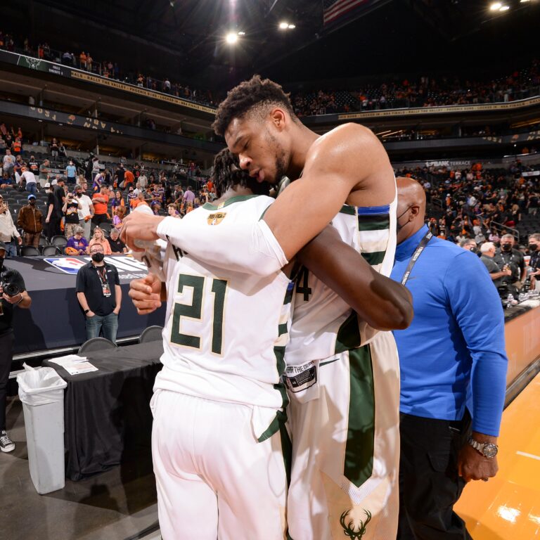 Bucks vencem Suns e estão a um jogo de se consagrarem campeões