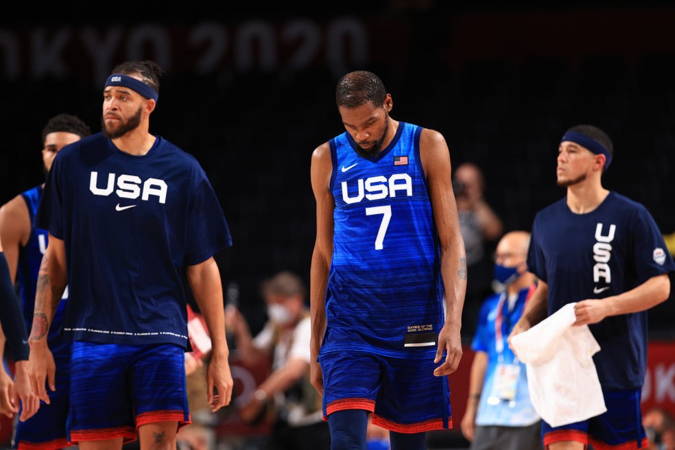 França vira para cima dos EUA e vence na estreia do basquete masculino