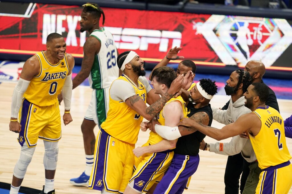 Austin Reaves decide e Lakers bate Mavs na prorrogação