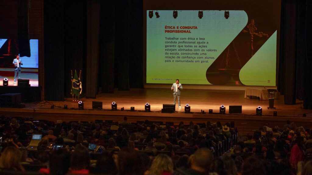 Secretaria de Educação de Goiás promove palestra com Gestor Público Felipe Rivello para mais de mil gestores escolares