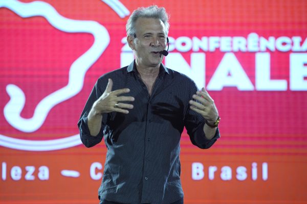 Nelson Freitas mistura humor com otimismo em palestra motivacional na 26ª Conferência da Unale
