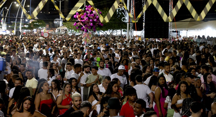 Cerca de 40 mil pessoas celebram a chegada do ano novo na Praia da Graciosa