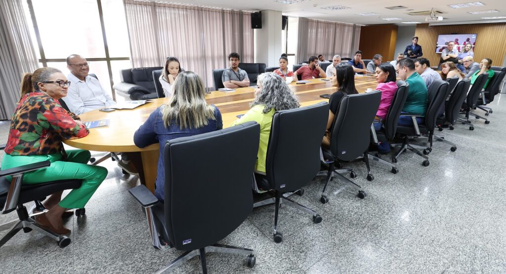 Assembleia Legislativa apresenta a Revista da Aleto em reunião